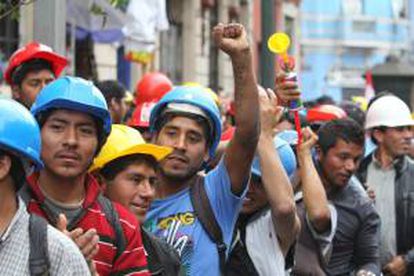 Imagen de una multitudinaria marcha para protestar contra el Gobierno peruano. EFE/Archivo