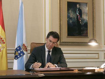  El presidente de la Xunta de Galicia, Alberto N&uacute;&ntilde;ez Feij&oacute;o, firma  decreto del nombramiento 
