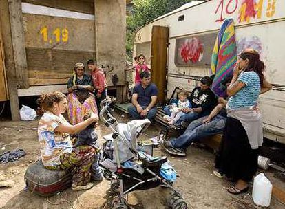 Un grupo de gitanos de la antigua Yugoslavia, en un campamento de la zona de Casilino, cerca de Roma.