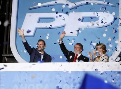 Rajoy celebra la victoria desde el balcón de Génova junto a Mayor Oreja y Esperanza Aguirre.