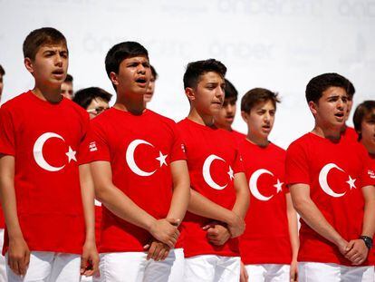 Estudiantes de Estambul, durante su ceremonia de graduaci&oacute;n en mayo de 2017. 