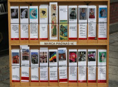 Multitud de marca páginas, que se pueden comprar, en la Feria del Libro de Madrid.