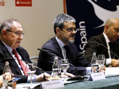 El presidente de la Cámara de Comercio de España, José Luis Bonet, (izquierda) junto al presidente de AmChamSpain, Jaime Malet, y el ex secretario de Estado de Comercio, Jaime García-Legaz, en Madrid. 