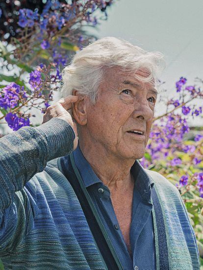 Paul Verhoeven en 2021, en el jardín de su casa de Los Ángeles. Foto de Chantal Anderson.