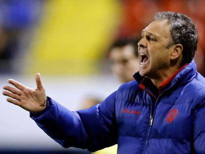 Caparrós da instrucciones a sus jugadores en el partido contra el Rayo.