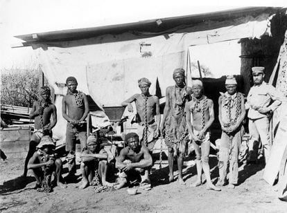 Un grupo de hereros y namas en Namibia, custodiados por un soldado alemán a principios del siglo XX.
