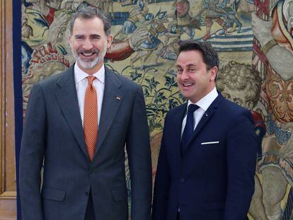 Xavier Bettel es recibido este viernes por el rey Felipe VI en Madrid.