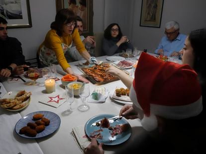 Una familia reunida para cenar por Nochebuena, en 2021.