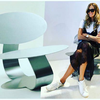 La modelo Elle Macpherson ha compartido una imagen con sus 308.000 seguidores de Instagram desde el espacio de Design Miami en Art Basel.