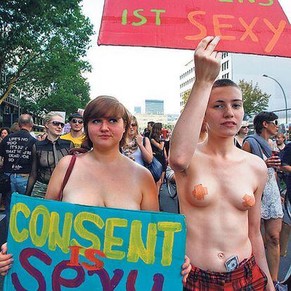 Dos de las asistentes a la SlutWalk de Berlín el 13 de agosto.