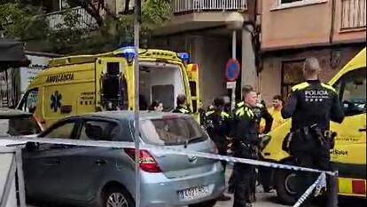 Una ambulancia atiende a Arlets después del momento del crimen, en un piso de Sant Adrià de Besòs.