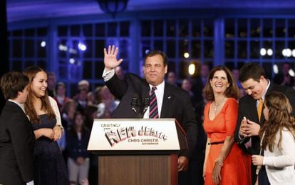 El gobernador Christie acompañado de sus cuatro hijos y su esposa.