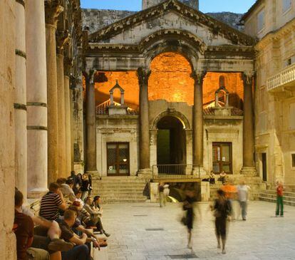Turistas en el peristilo del palacio Diocleciano de Split (Croacia), declarado patrimonio mundial.