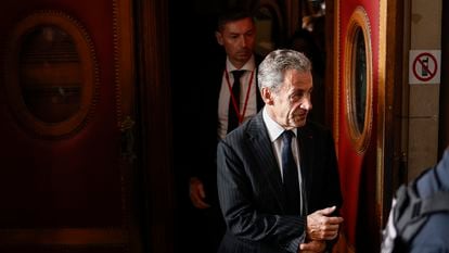 El expresidente francés Nicolas Sakozy abandona el Palacio de Justicia de París tras ser condenado por financiación ilegal de campaña electoral, el 14 de febrero.