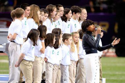 La cantante Jennifer Hudson interpreta 'America The Beautiful' acompañada de un coro de niños que sobrevivieron a la masacre en Newtown, Connecticut, el pasado mes de diciembre.
