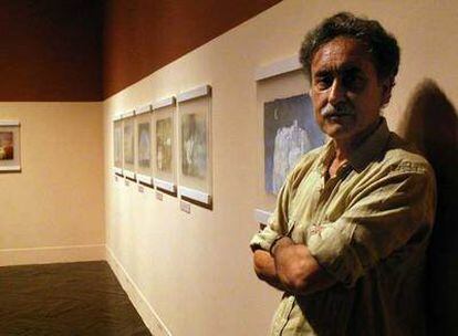 Pedro Cano, al lado de algunas de sus acuarelas expuestas en el Centro Cultural de la Villa.