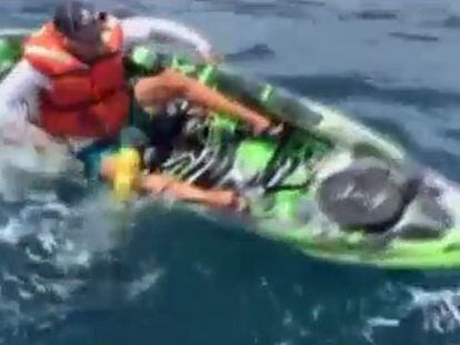 El peligro de pescar un tiburón en un kayak