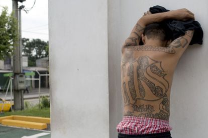Un supuesto pandillero de la 18ST detenido y acusado de colaborar en los ataques que paralizaron el transporte público durante tres días en San Salvador y que acabaron con nueve conductores muertos.