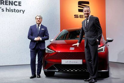 Luca de Meo, presidente de Seat (izquierda) y Herbert Diess, consejero delegado de VW (Derecha), junto al futuro modelo eléctrico de Seat, el-Born.