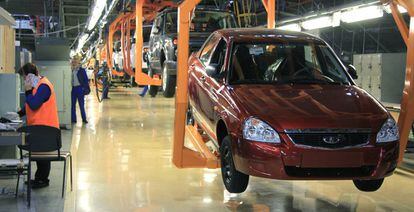 Línea de montaje en una planta de Avtovaz, compañía de la que Renault vendió su participación del 67,7%.