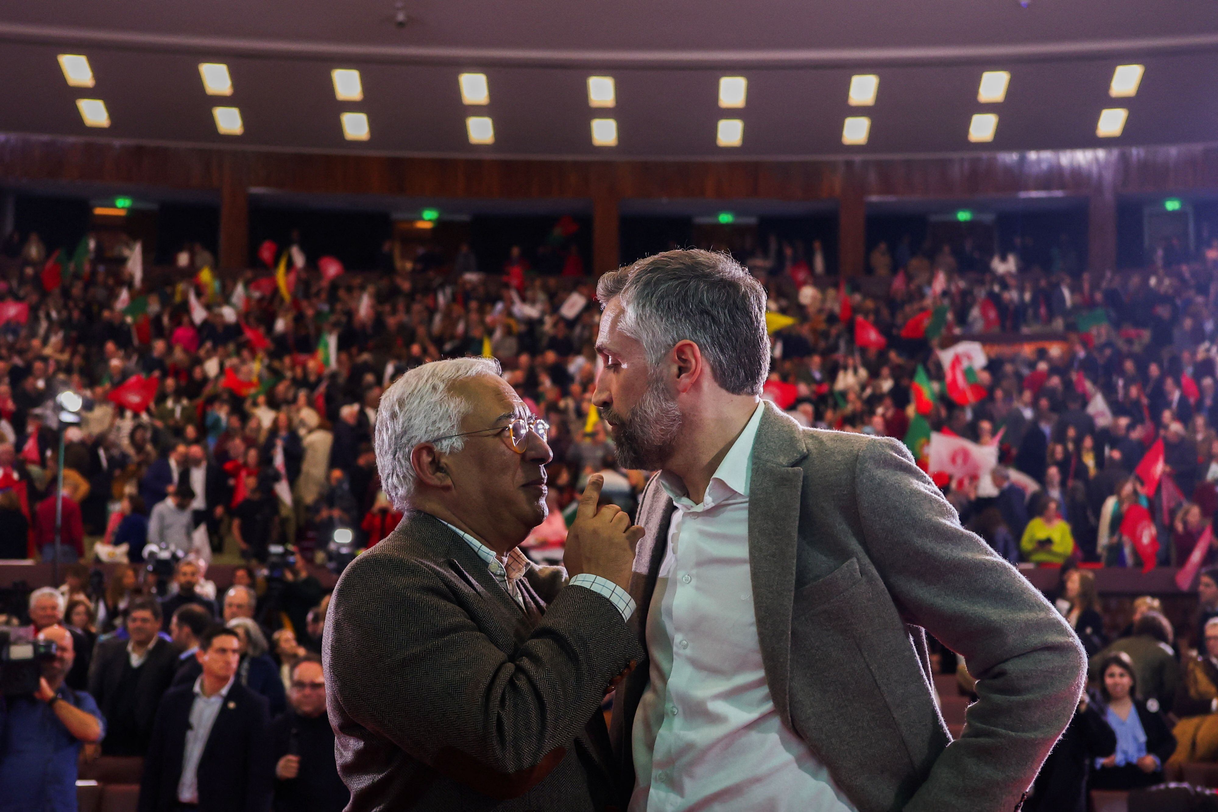 António Costa con el candidato socialista, Pedro Nuno Santos, durante un mitin en Setúbal.
