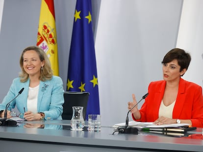 La ministra de Política Territorial y Portavoz del Gobierno, Isabel Rodríguez (d), y la vicepresidenta primera y ministra de Asuntos Económicos, Nadia Calviño (i), durante la rueda de prensa posterior a la reunión del Consejo de Ministros.