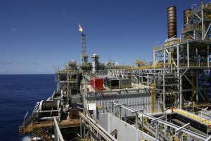El Plan de Negocios de Petrobras para el quinquenio 2013-2017 prevé inversiones por 236.700 millones de dólares y se propone la meta de elevar la producción nacional de crudo desde los dos millones de barriles diarios de 2012 hasta 4,2 millones en 2020. EFE/Archivo
