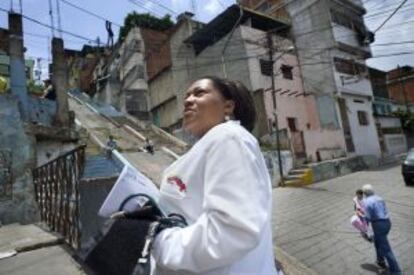 Una médico cubana, cooperante del programa Masión Barrio Adentro, busca la casa de un paciente.