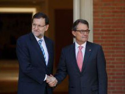 El presidente del Gobierno, Mariano Rajoy, junto al jefe del Ejecutivo catal&aacute;n, Artur Mas, durante su &uacute;ltima reuni&oacute;n en La Moncloa.