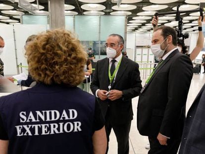 El ministro de Transportes, José Luis Ábalos, y el presidente de Aena, Maurici Lucena, en uno de los puestos de control sanitario del aeropuerto de Madrid Barajas.