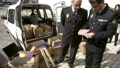 Los comisarios Ricardo Toro (a la izquierda) y José Luis Conde observan en 2009 los paquetes de cocaína incautada