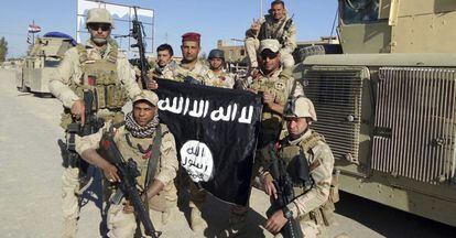 Soldados iraqu&iacute;es ense&ntilde;an una bandera del ISIS en la provincia de Anbar.