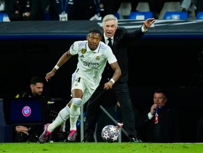 David Alaba controla el balón ante la atenta mirada de Carlo Ancelotti durante el Real Madrid-Chelsea del pasado miércoles.