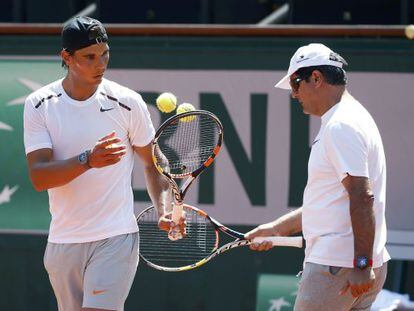 Rafa Nadal y Toni Nadal, en un entrenamiento de Roland Garros.