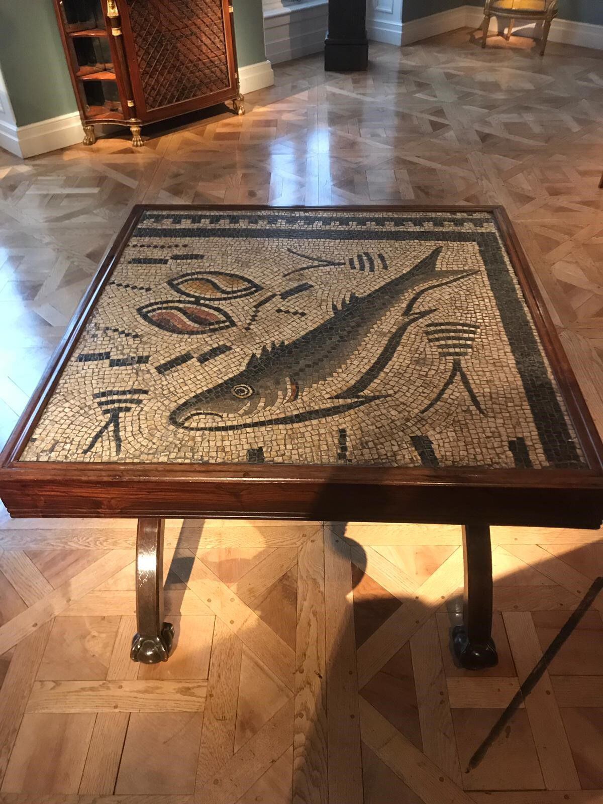 Mosaico incrustado en la mesa del siglo XIX, en la vivienda del coleccionista y marchante Carlton Hobbs.