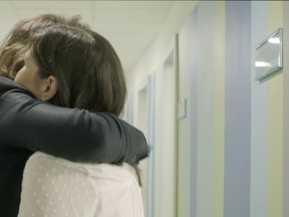 Abrazo entre Mercedes Sánchez y Beatriz Guzmán.