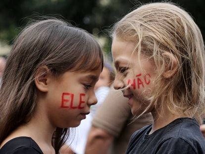 Dos niñas con el lema "Él no" escrito en sus mofletes, en referencia al candidato ultra Jair Bolsonaro, el pasado 29 de septiembre en Río de Janeiro.