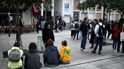 Estudiantes de instituto esperan para hacer un examen de filosofía en París.