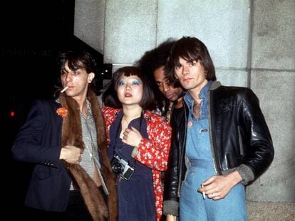 Anya Phillips junto a Johnny Thunders (i), Buddy Bowser and Dee Dee Ramone (d), en Nueva York en 1975.
