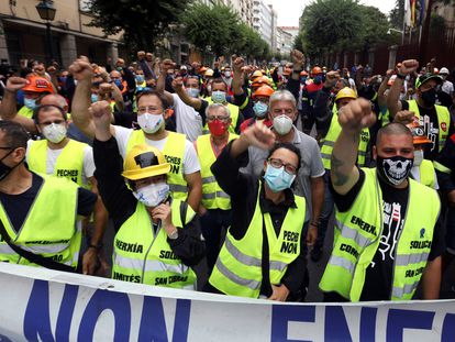 Trabajadores de Alcoa protestan en Santiago de Compostela por el cierre de la planta de San Cibrao.