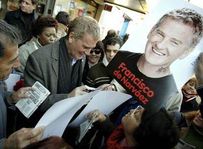 Narváez firma autógrafos anteayer en Lomas de Zamora (sur de Buenos Aires) durante un acto electoral.