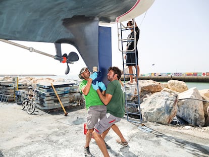 Reparación de la quilla destrozada por el encuentro con orcas con el velero del francés Benjamin Delahaie, en Puerto Sherry (Cádiz), este jueves.