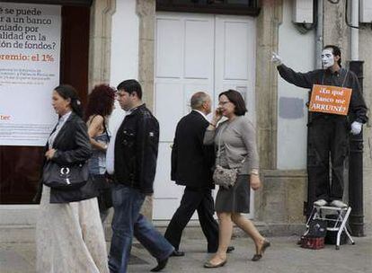 El mimo contratado por los afectados de la quiebra de Lehman Brothers, ayer en una calle de Lugo.