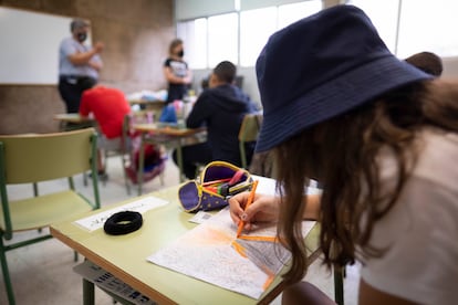 Una alumna de 5º de primaria dibuja el volcán en un centro público habilitado como colegio en Los Llanos.