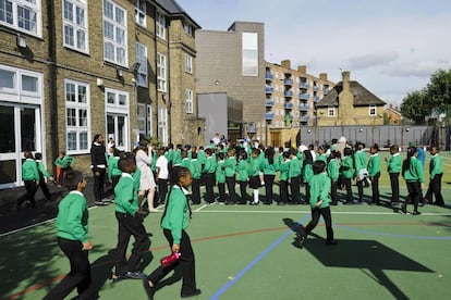 Niños haciendo cola para entrar en una escuela primaria británica