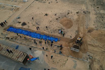 Vista aérea de la fosa común, en la que decenas de cadáveres  han sido enterrados este miércoles, en Jan Yunis.


