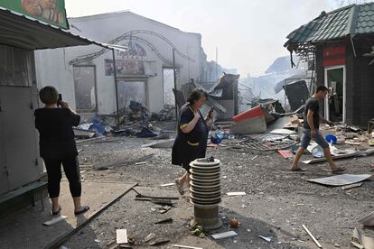 Las tiendas de un mercado local destruidas tras un ataque ruso en la ciudad ucrania de Sloviansk este domingo.