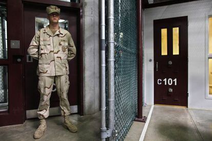 Un guardia vigila un acceso del centro de seguridad del Campo 6 de la base de Guantánamo.
