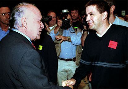 El presidente del PNV, Xabier Arzalluz, saluda al portavoz de EH, Arnaldo Otegi, en septiembre de 1999.