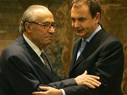 Gregorio Peces-Barba, en su toma de posesión en La Moncloa, con el presidente Zapatero.